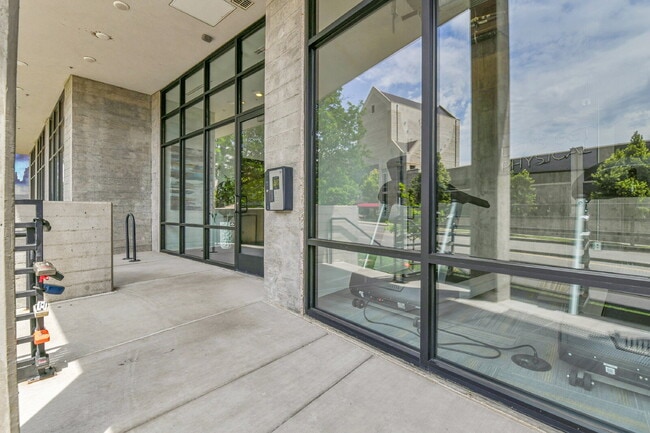 Photo - $1,695 - 1 Bed, 1 Bath Condo with In Unit ... Unidad #306