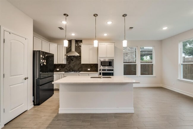 Photo - 714 Creekwater Ln