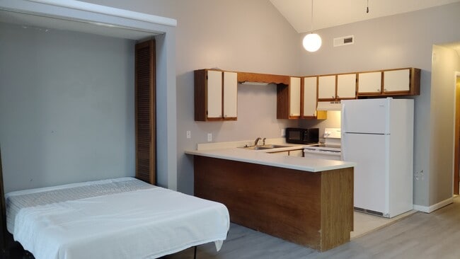 Building Photo - 500 Fairway Village Dr Unit 11