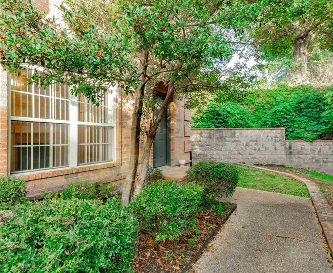 Building Photo - 7106 Ohio St Unit 6