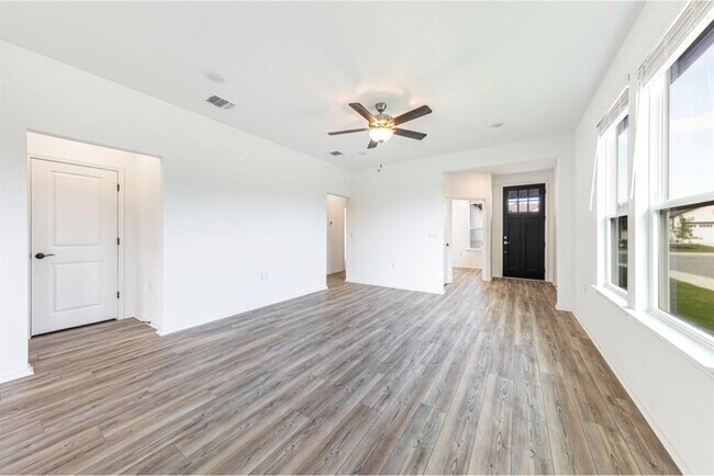 Photo - 201 Coachsmith St