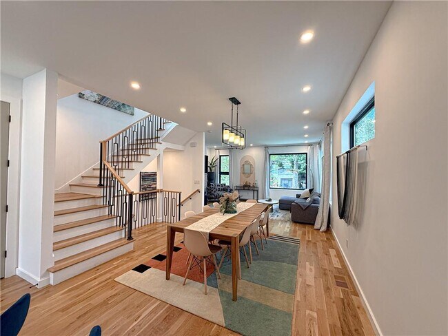 Photo - 825 Barnett St NE