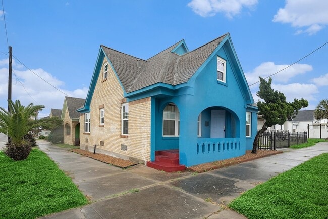 Photo - 1028 Ave M 1/2 House