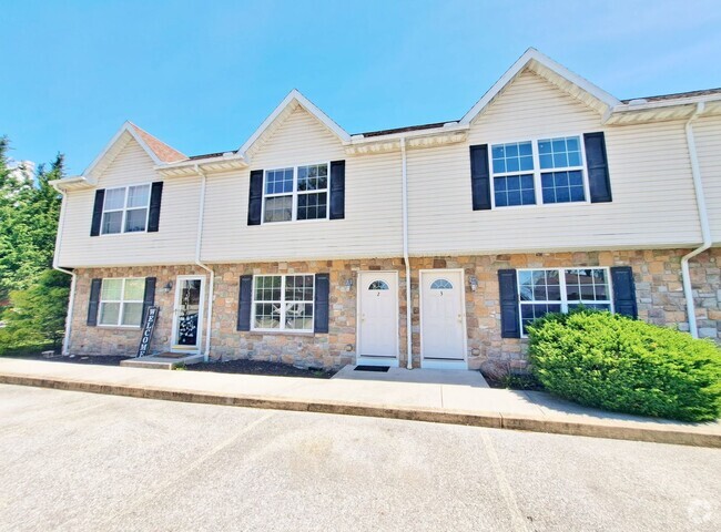 Building Photo - 2 Bed / 1-1/2 Bath Townhome