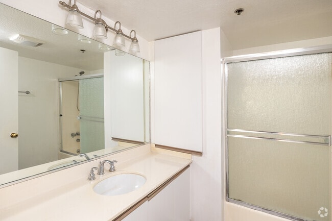 1BR, 1BA - 670SF - Bathroom