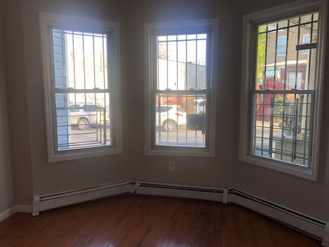 Master Bedroom - 707 S 15th St Apartments