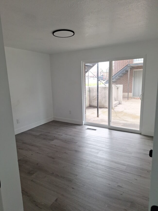 Photo - Roy 4-plex 1958 Unit 4