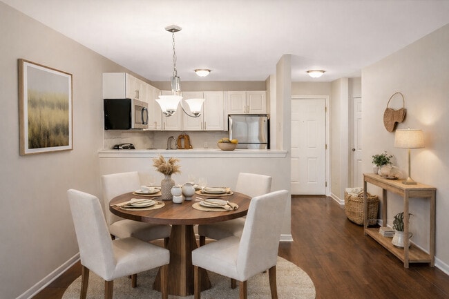 Dinette / Kitchen Area - 905 Lofts