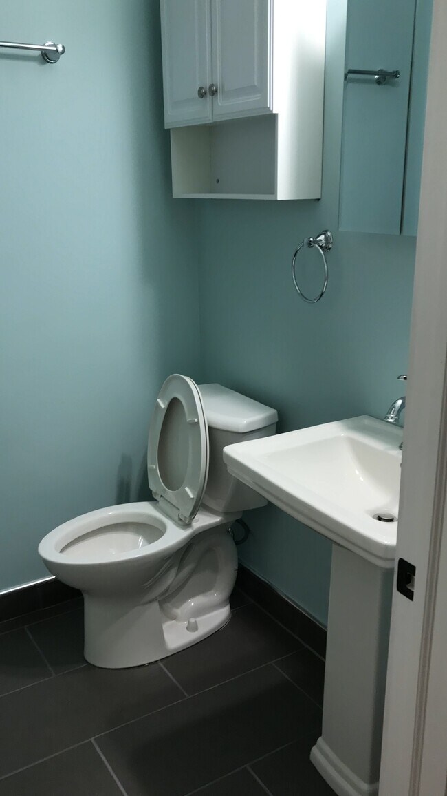 Bath - 1591 Taylor Ave W Unidad #3