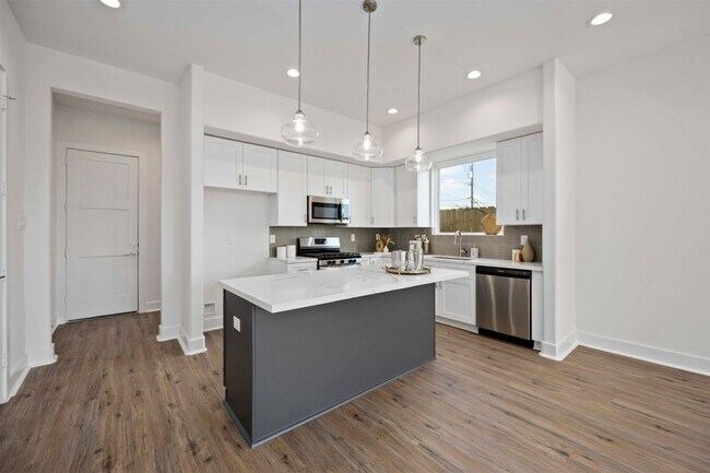 Photo - 3504 Caplin St