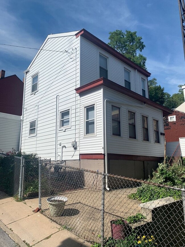 Building Photo - Luxury 2 Bedroom/1 Bathroom Remodel in Sou...