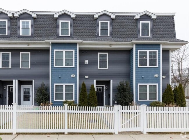 Building Photo - 4 bedroom in Waltham MA 02453 Unit 4 Rental