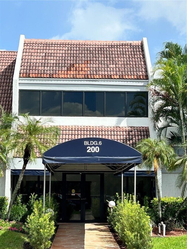 Building Photo - 200 Lakeview Dr Unit 312