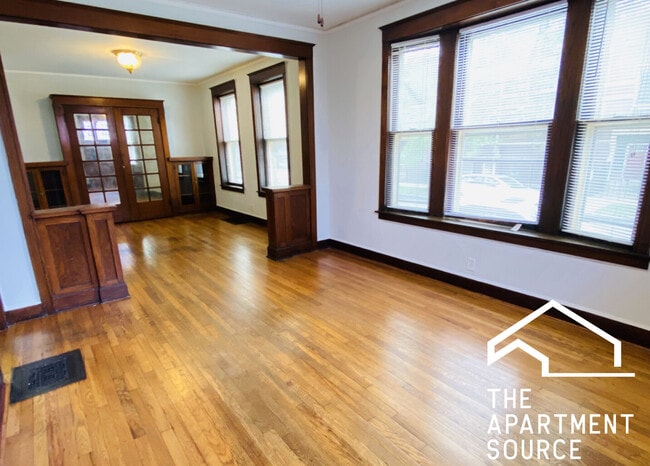 Building Photo - 4040 W Dickens Ave Unit 1W