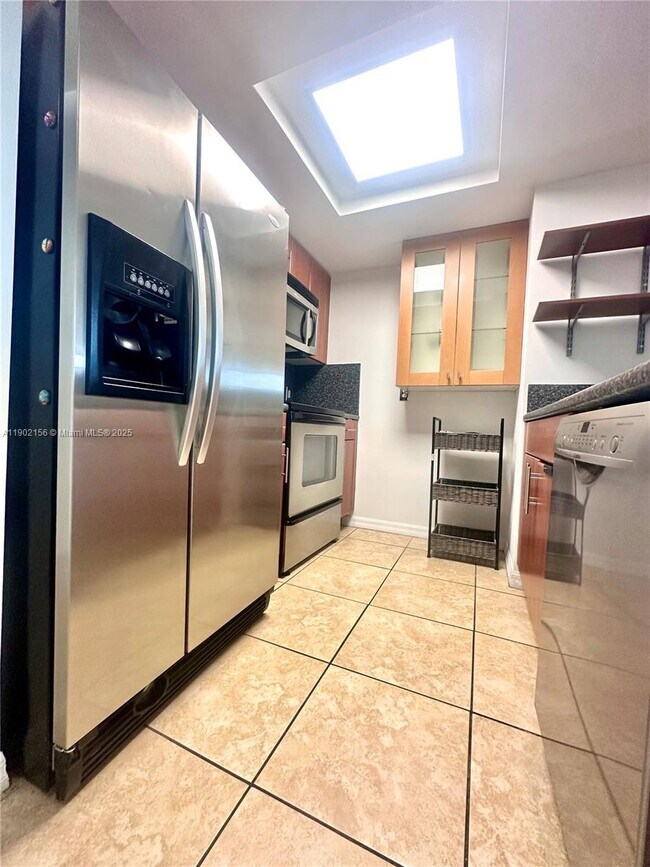 Photo - 1690 SW 27th Ave Unidad 806 Rental