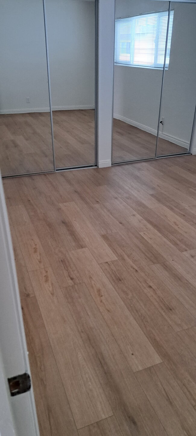 MASTER BR WITH DOUBLE MIRRORED WARDROBE DOORS, EXTRALARGE WINDOWS - 314 20th St Unit D