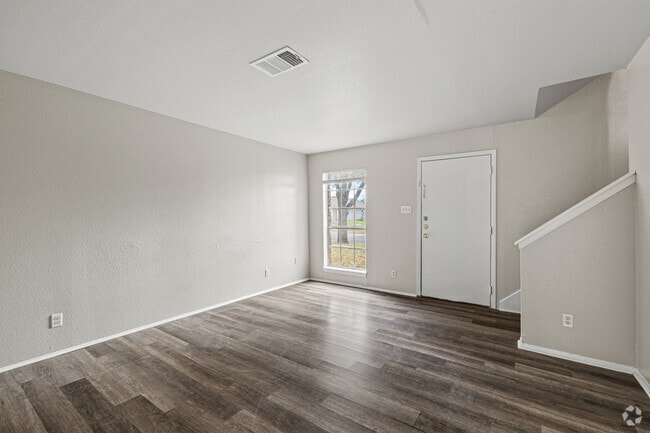 2 habitaciones, 1,5 baños - 1000 pies cuadrados - Sala de estar - River Oaks Apartments