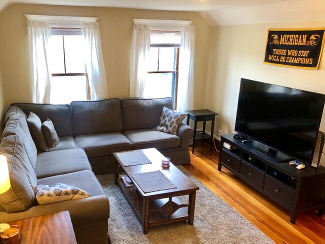 2 BR, 1 Bath DAVIS SQ REDLINE RENOVATED APT SOMERVILLE MA- 1 YR LEASE 9/1/21 - 72 Powder House Blvd Unit 3