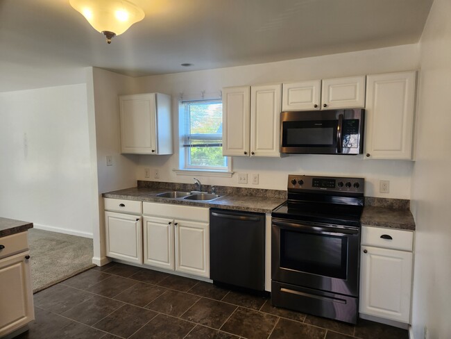 Building Photo - 81 Bay View Ave Unit 2