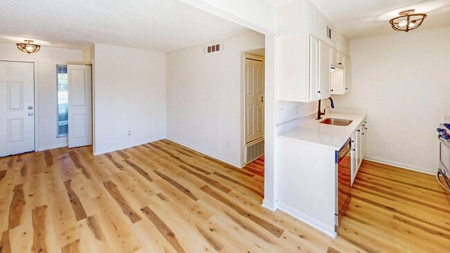 Building Photo - Central Austin One Bedroom Gem – Walk to Central Market! Unit 2707-102