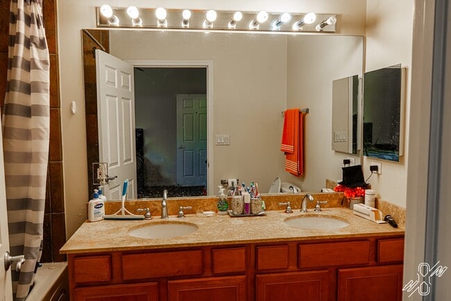 Building Photo - 1500 S Halsted St Unit 3B Rental