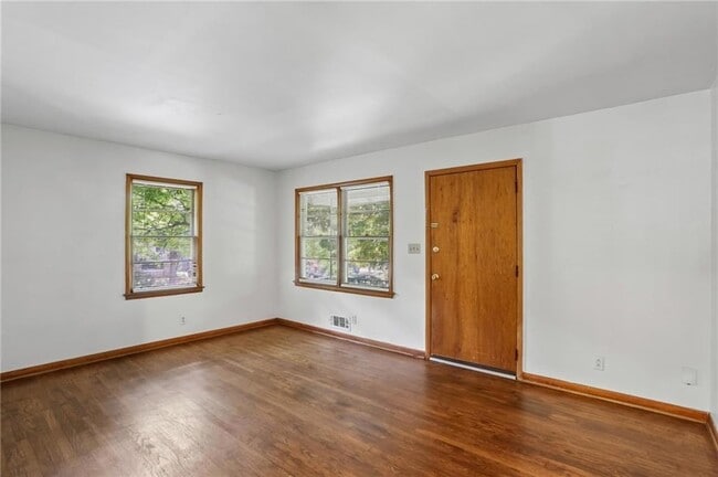 Photo - 282 Elmira Pl NE