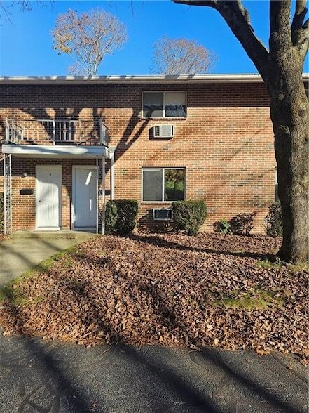 Photo - 20 W Warwick Ave