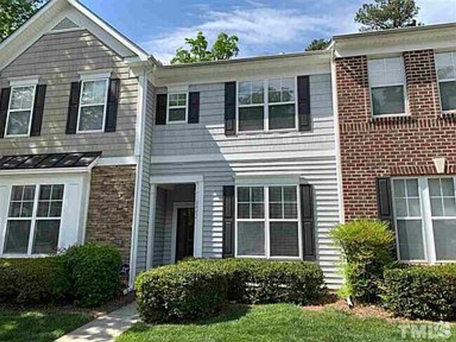 Building Photo - Must See Townhouse! Tons of Living Space! ...