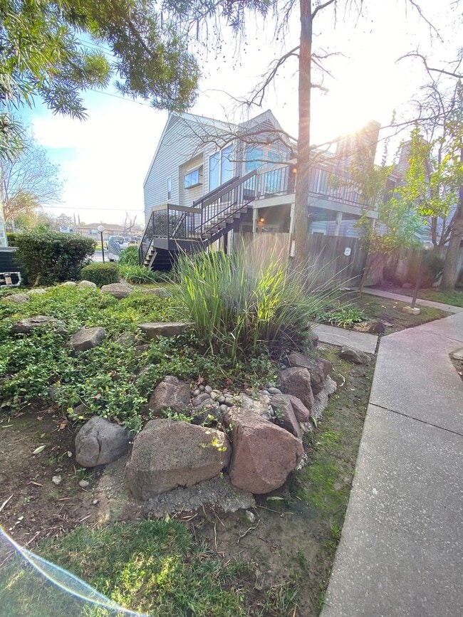 Building Photo - Upstairs 2 Bed / 2 Bath Condo in Gated Community – Available Now