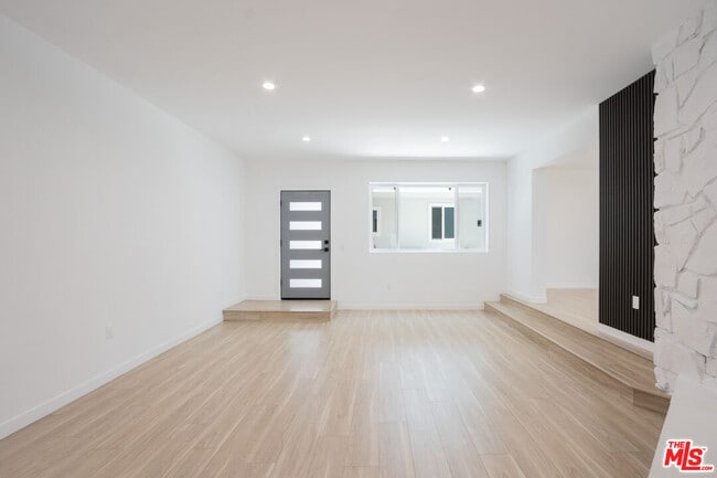 Photo - 1346 N Stanley Ave Unidad 1