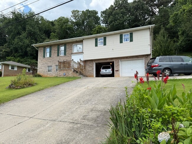 Spacious 4-Bedroom, 3-Bath Home in a Desir... - Spacious 4-Bedroom, 3-Bath Home in a Desir...
