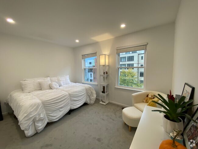 Building Photo - 1327 Belmont St NW Rental