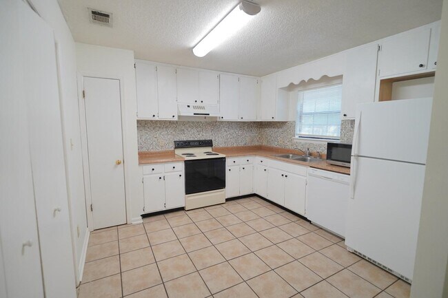 828 Ashlyn Forest Dr