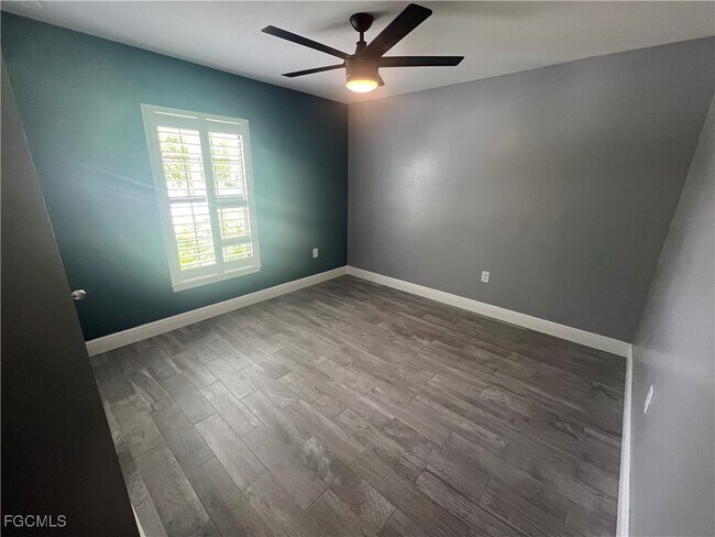 Building Photo - 741 Center Lake St