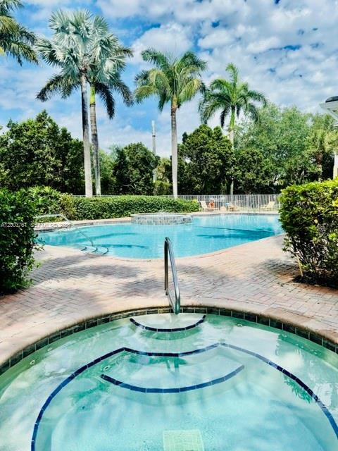 Photo - 556 NW 39th Cir