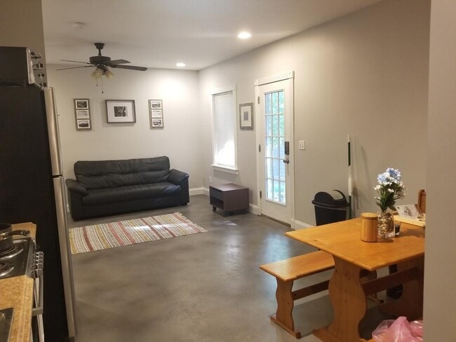 Building Photo - 2661 Glenrose Hl Unit Room 1 Rental