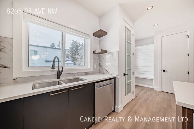 Photo - Modern 1 bedroom garden unit close to Downtown with lots of parking.