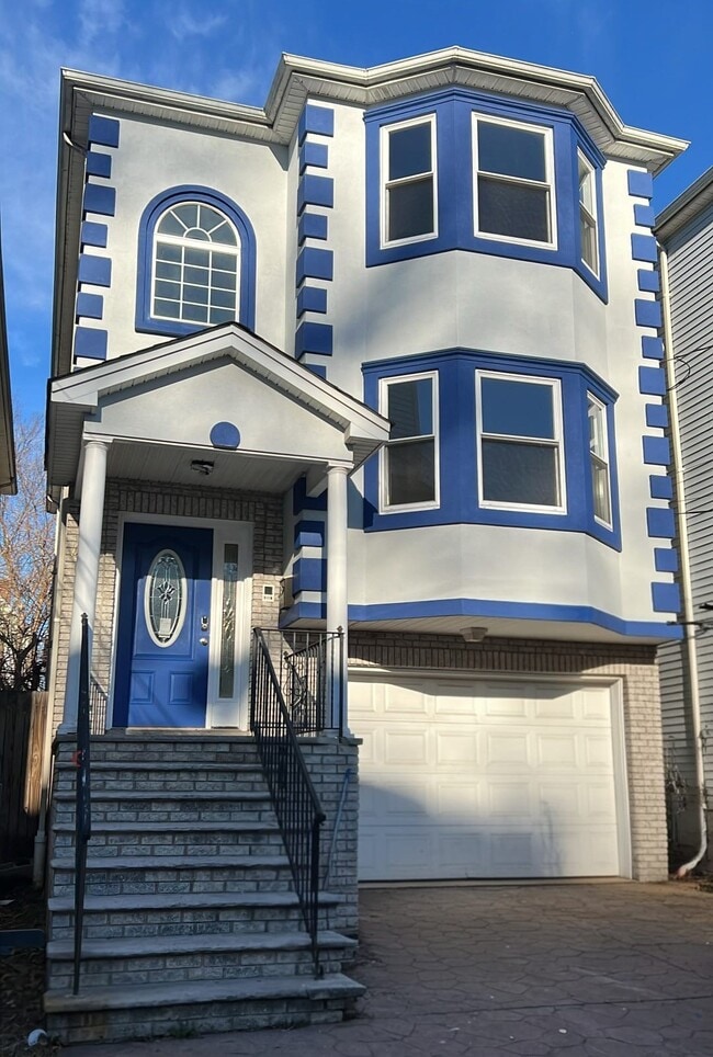 Photo - 1057 Bond St