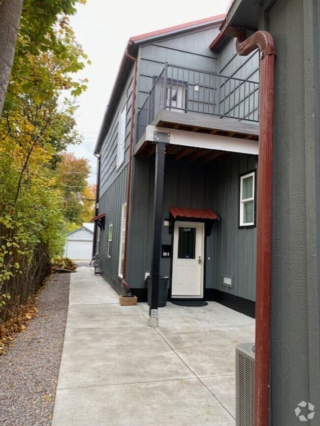 Building Photo - 2 Bedroom | 2 Bathroom Upstairs Duplex Rental