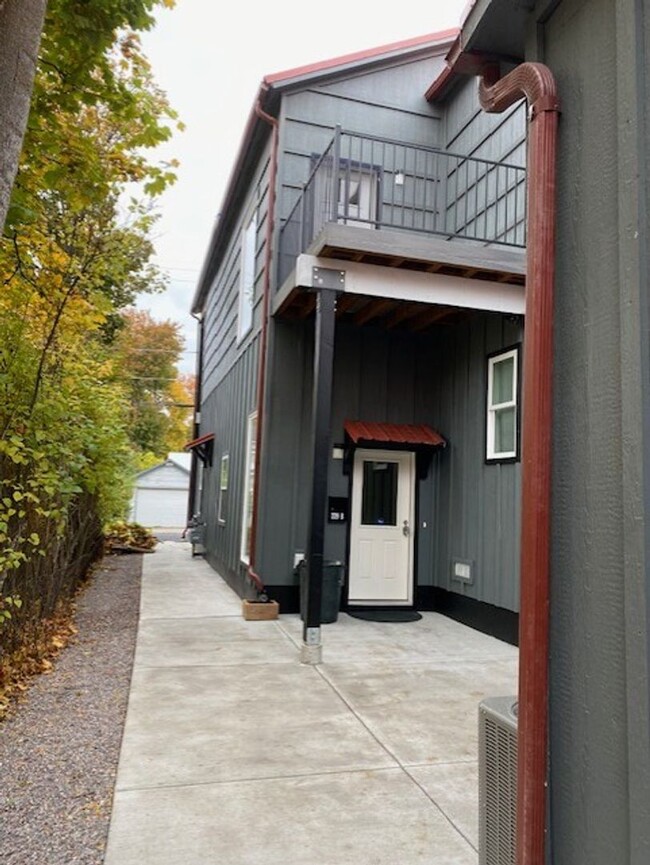 2 Bedroom | 2 Bathroom Upstairs Duplex - 2 Bedroom | 2 Bathroom Upstairs Duplex House