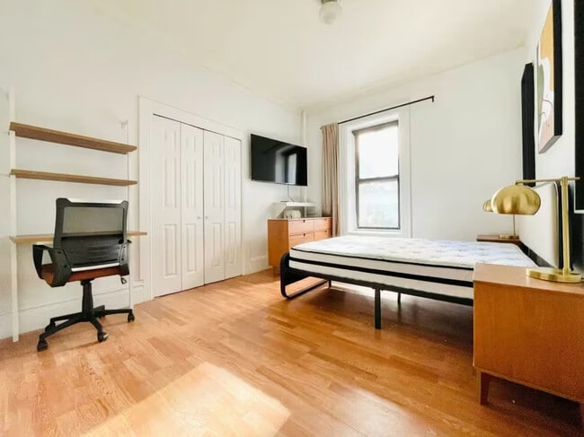 Building Photo - Furnished room/NOT APARTMENT Unit 3W
