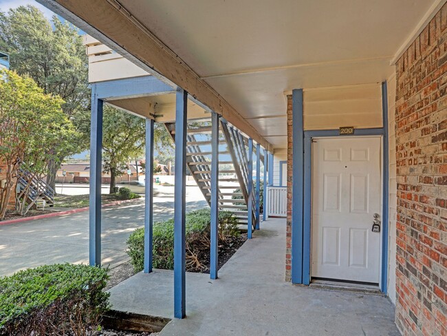 Building Photo - Location is everything! Rental