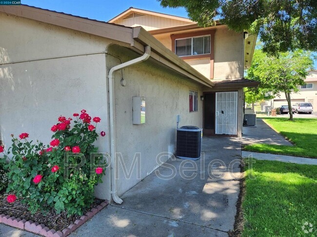 Building Photo - 2110 Peppertree Way Unit Apt 3