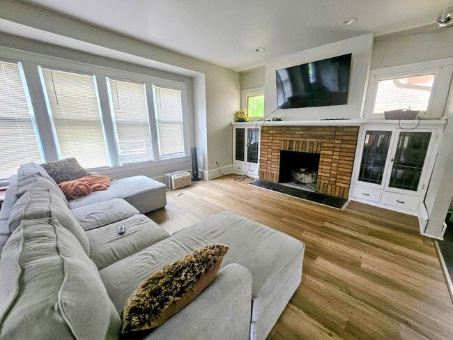 Photo - 3019 N Frederick Ave Unidad 3021