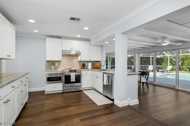 Building Photo - 549 7th Ave N