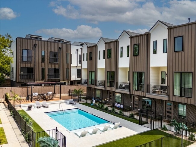 Building Photo - 1902 N Carroll Ave