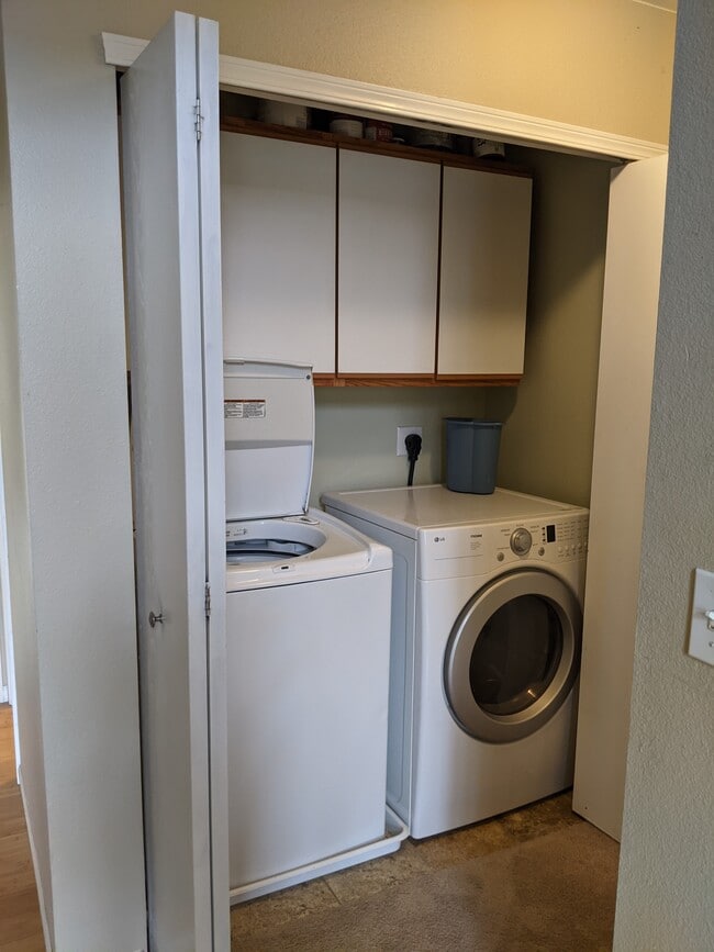 In-unit washer + dryer - 2929 Ross Dr