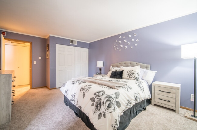 Photo - 3942 N Oakland Ave Unit 135