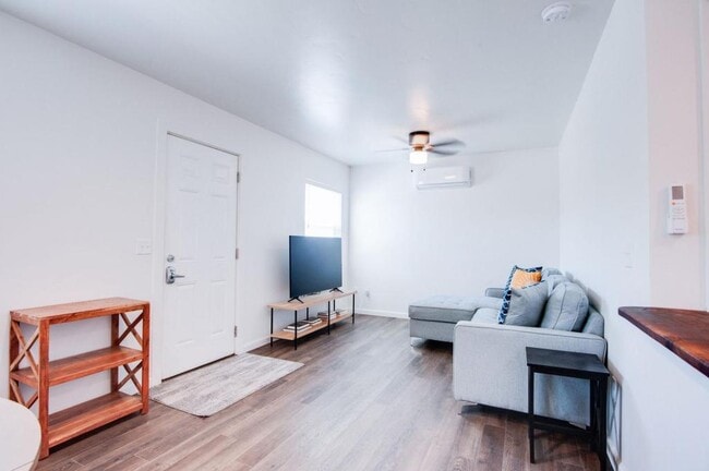 Photo - 933 Hackberry Ave