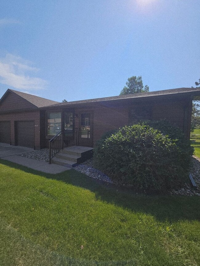 Building Photo - 2 BEDROOM | 1 BATH | SINGLE LEVEL | GARAGE... Rental